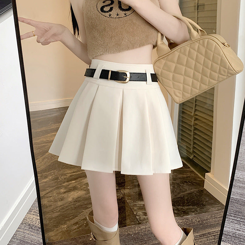 Pleated mini skirt in white